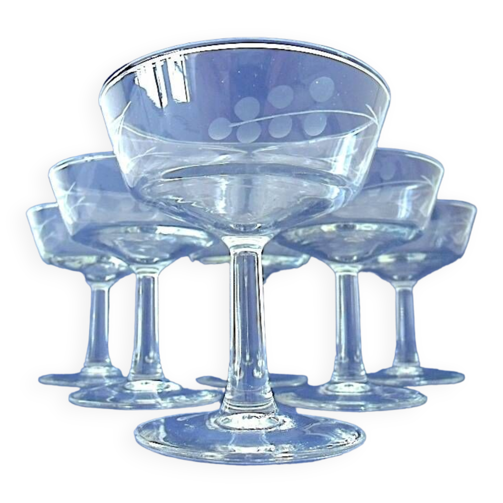 Suite de six coupes à champagne en verre meulé à décor de pampres ...