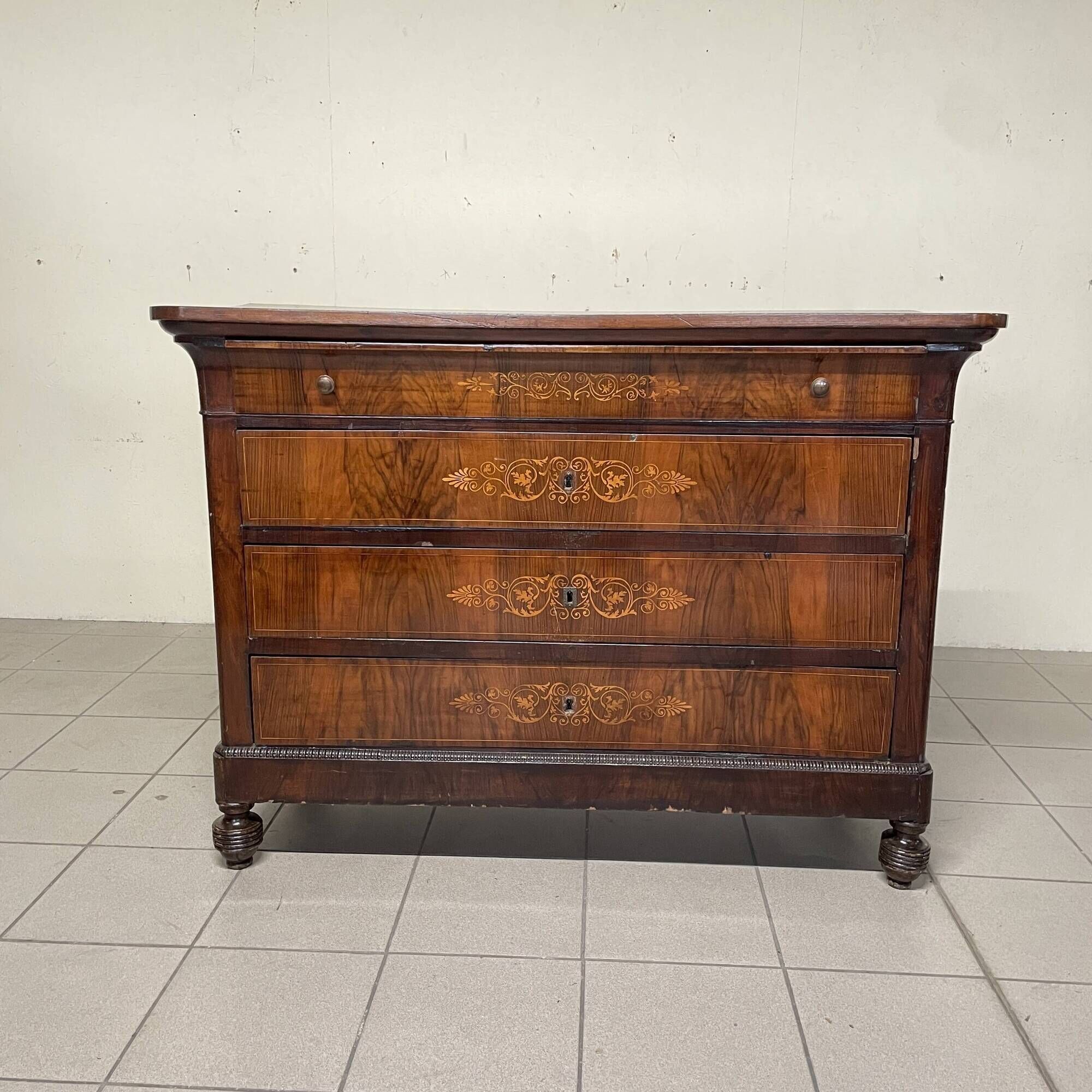Commode italienne Carlo X datant du 19ème siècle.