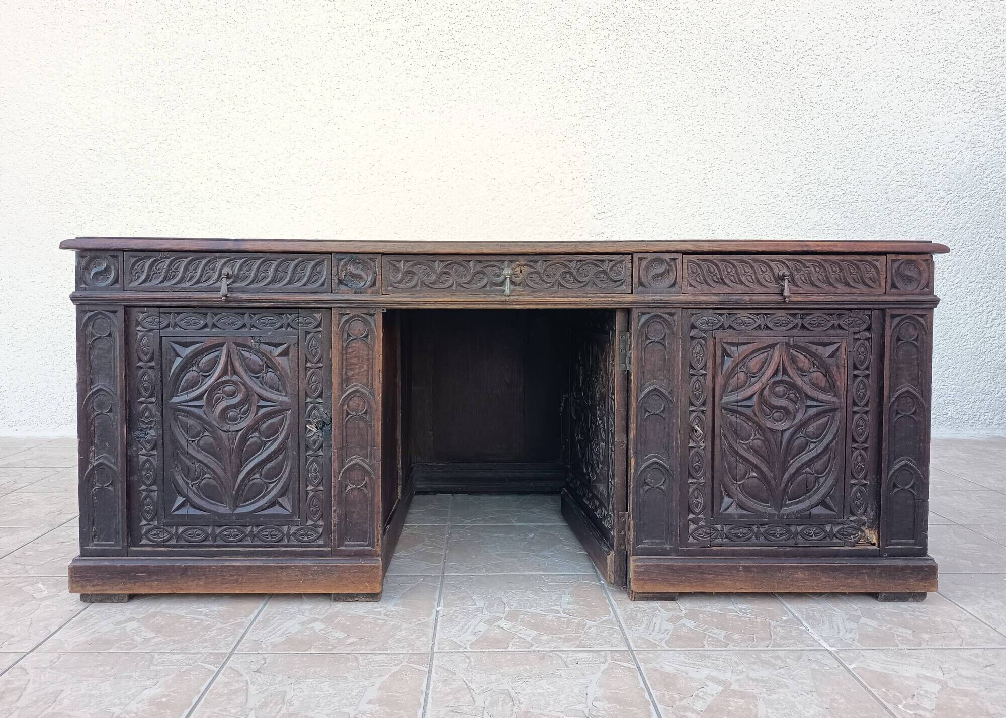 Large Gothic desk in solid oak from the 19th century.