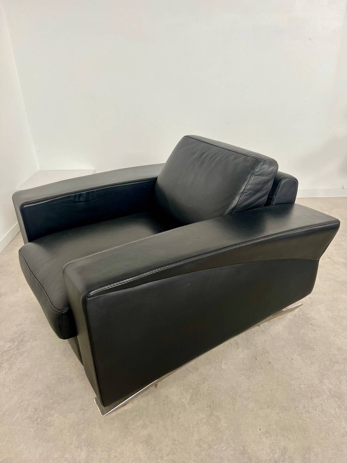 Lot 2 roche bobois designer leather armchairs 80s vintage custom aviator shape
