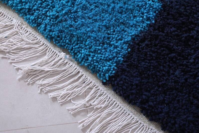 Handmade artisan rug in beige, size 150x250 cm.