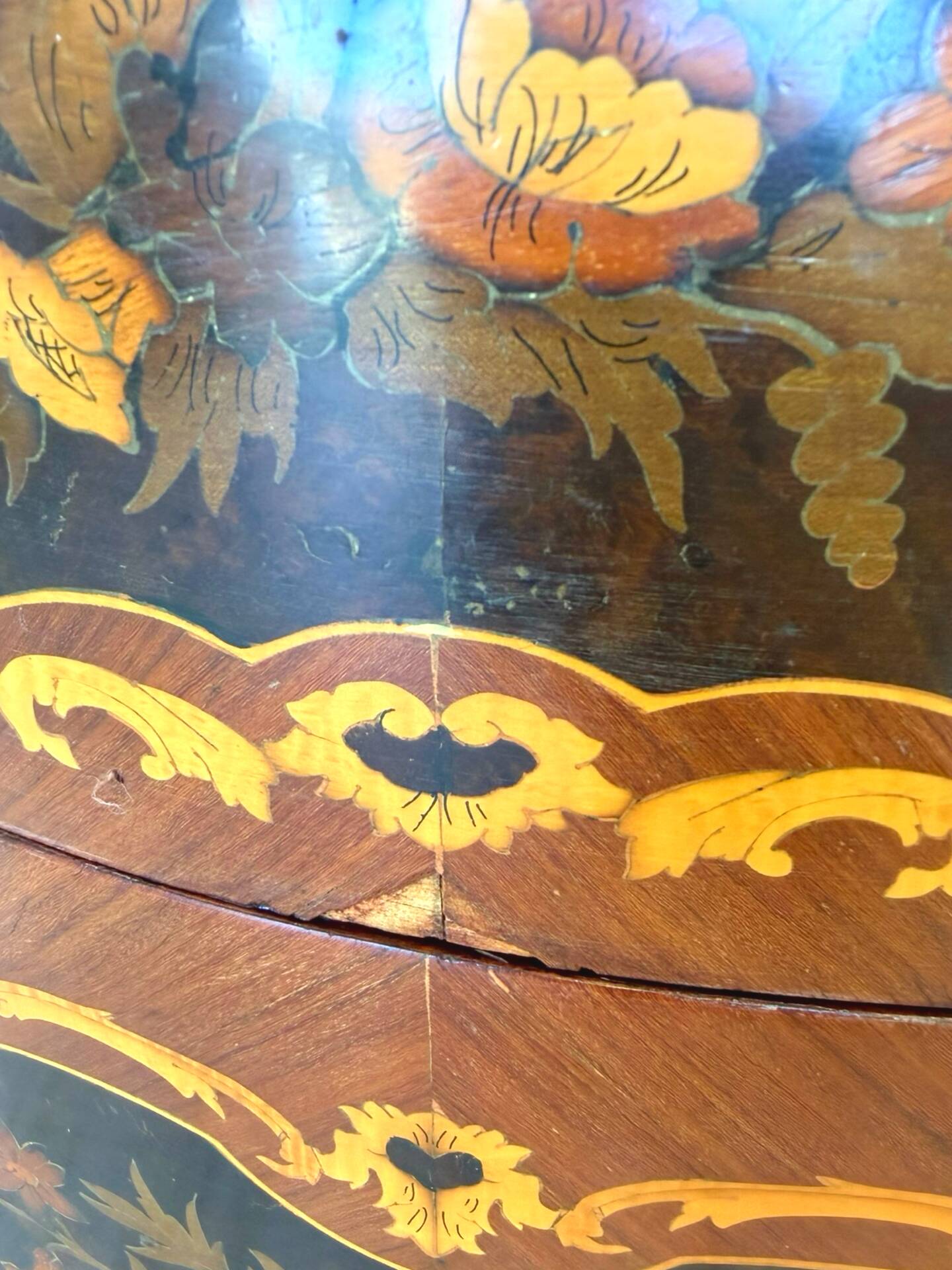 Wooden bedroom suite with inlays in mid-century Italian style, by Pacifici Prete, Rome.