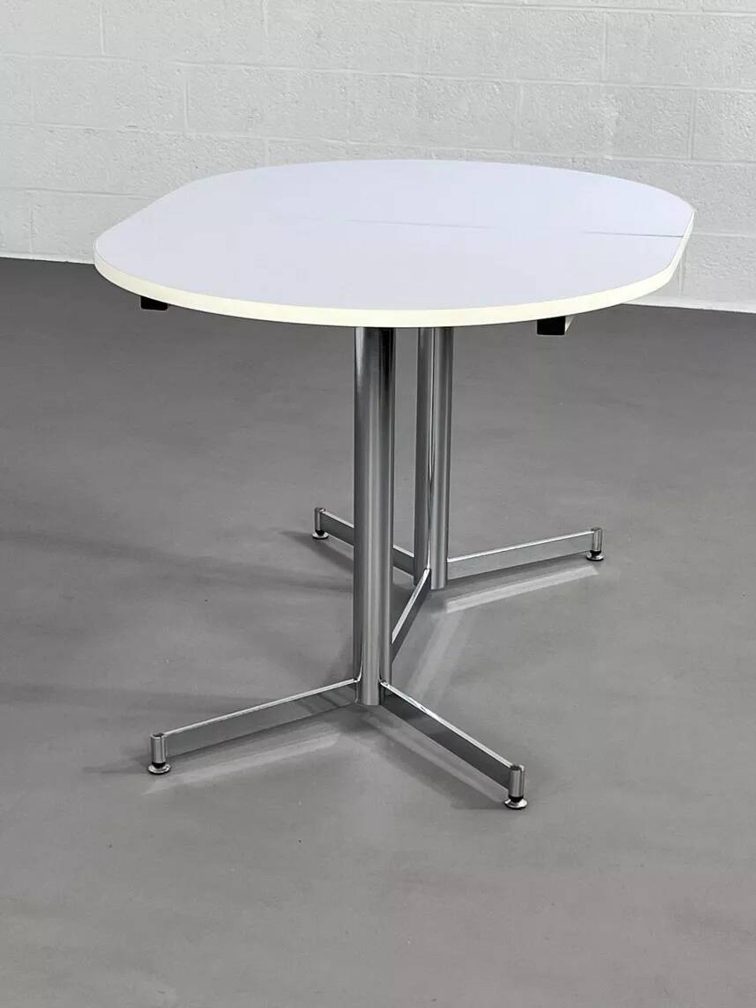 Table de repas ovale et extensible des années 50 chrome et formica