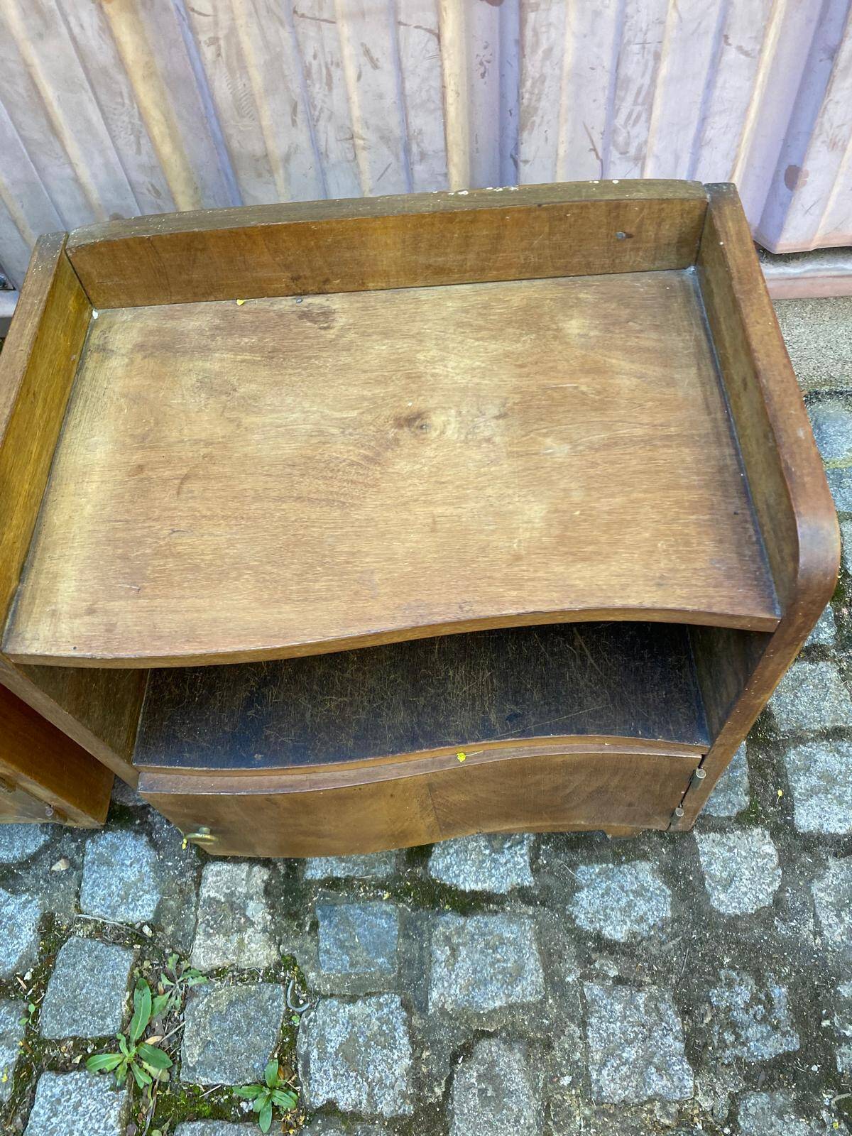 2 Art Deco bedside tables from the 1960s in walnut.