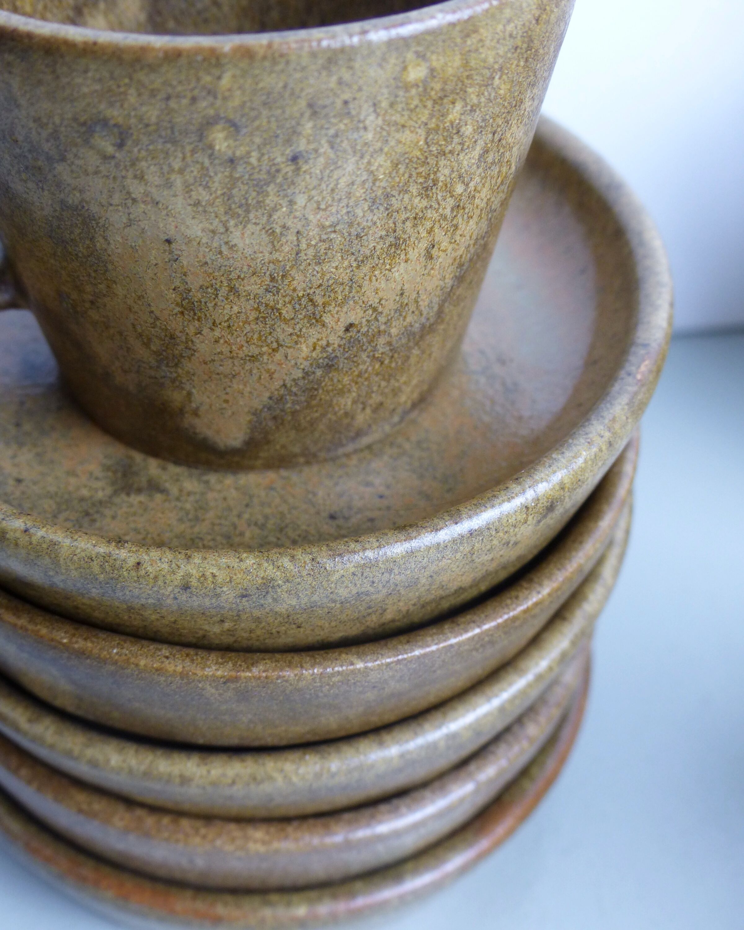Set of 6 cups in sandstone with saucers