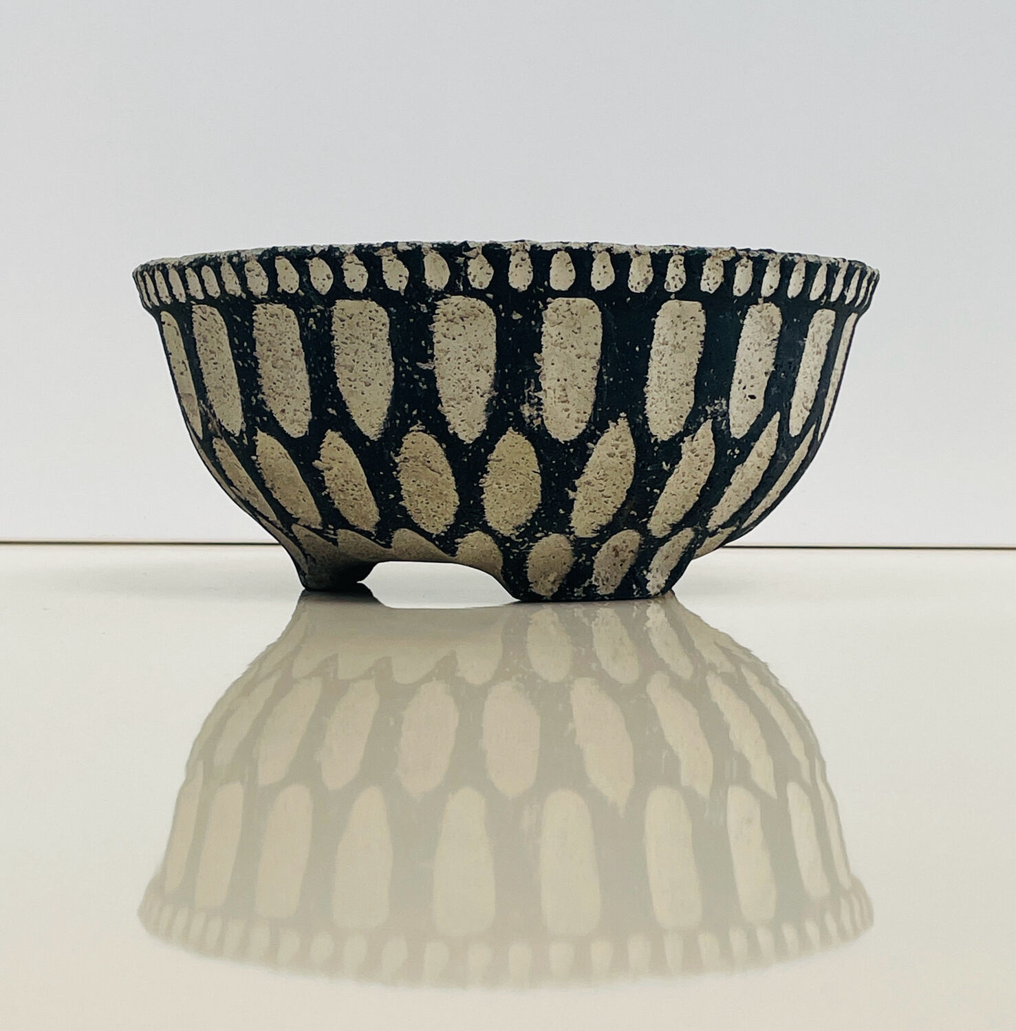 Cache-pot or planter in cement - tripod, brutalist - 1950