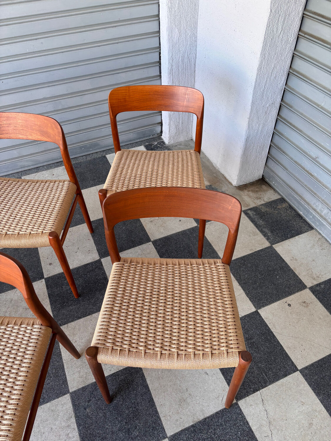 Série de 8 chaises Møller 75