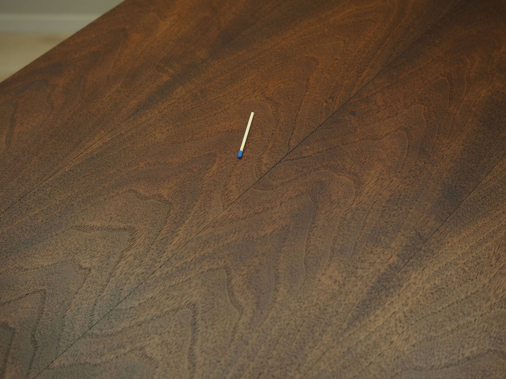 Enfialde en noyer, design danois, années 1960, production : Danemark