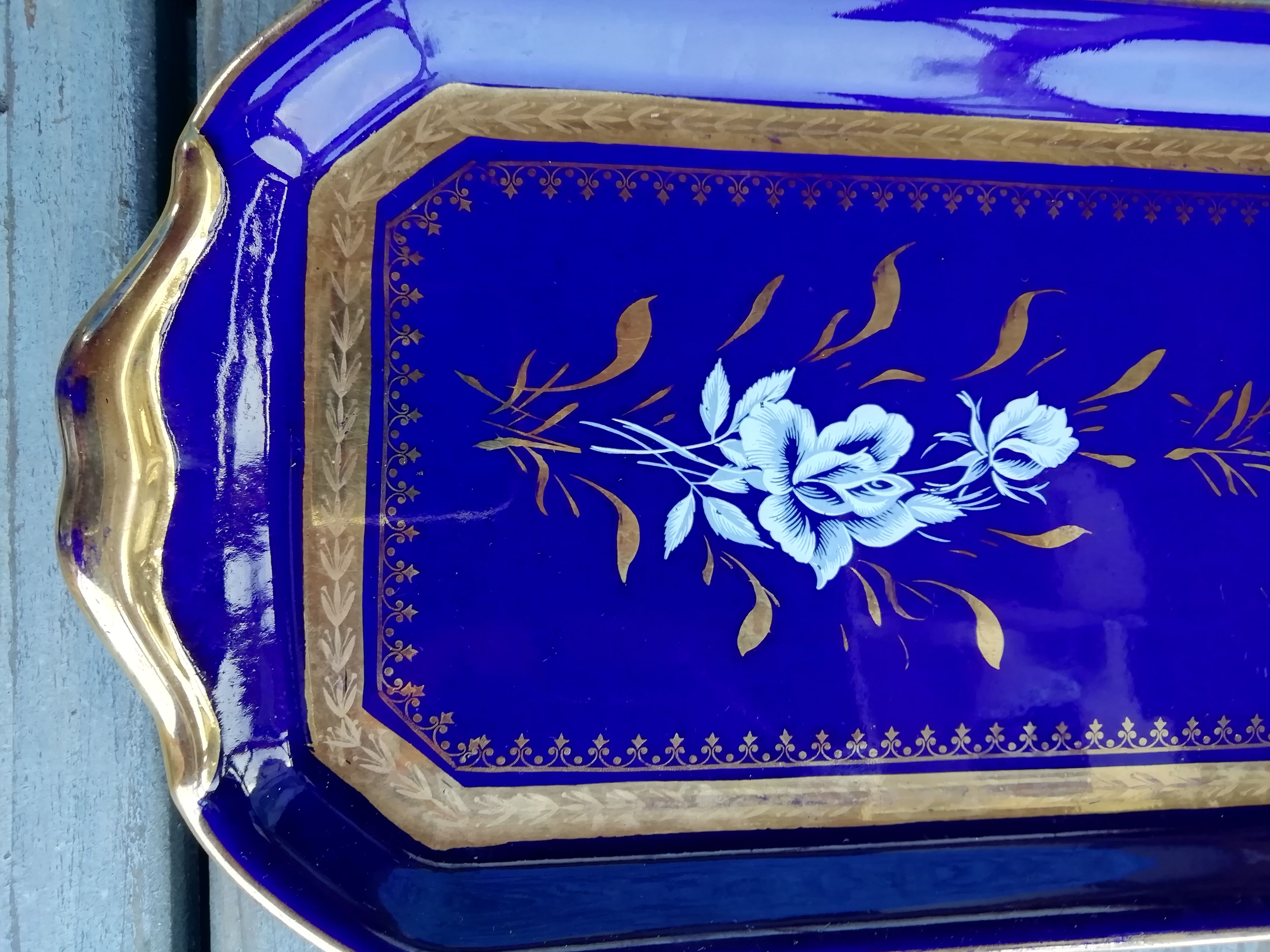 Blue and gold cake dish