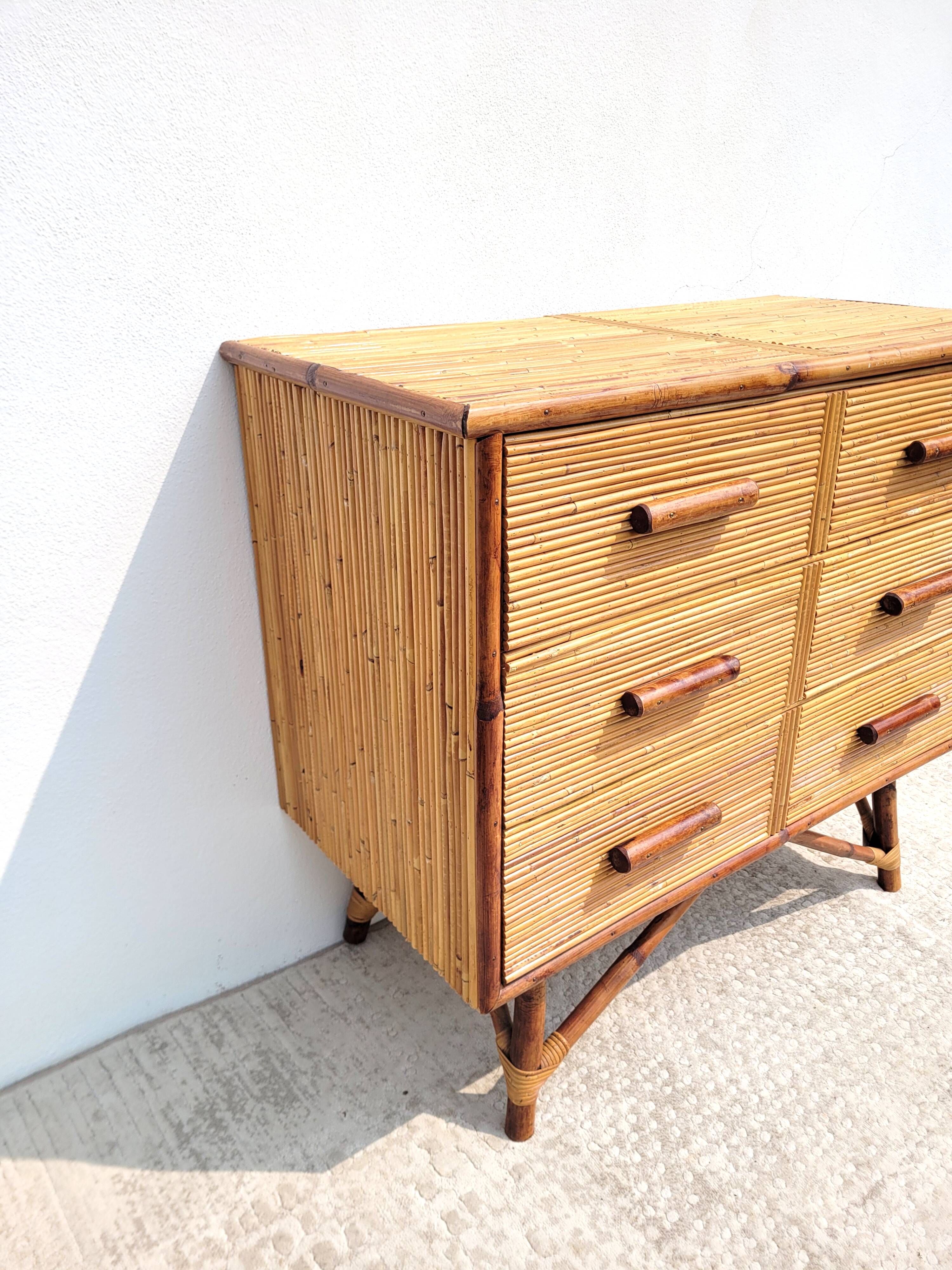 Commode en rotin vers 1960