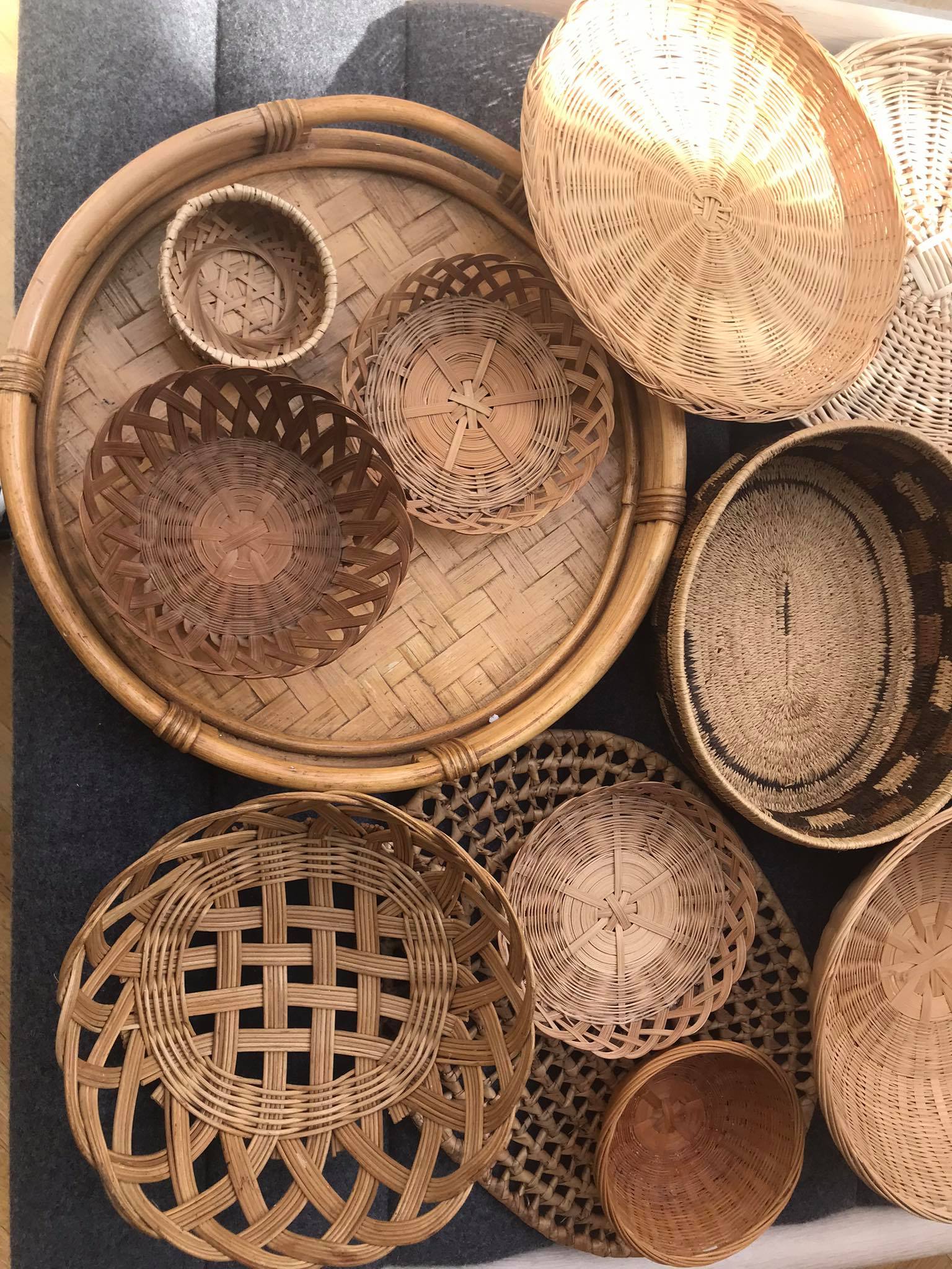 Set 23 decorative rattan baskets