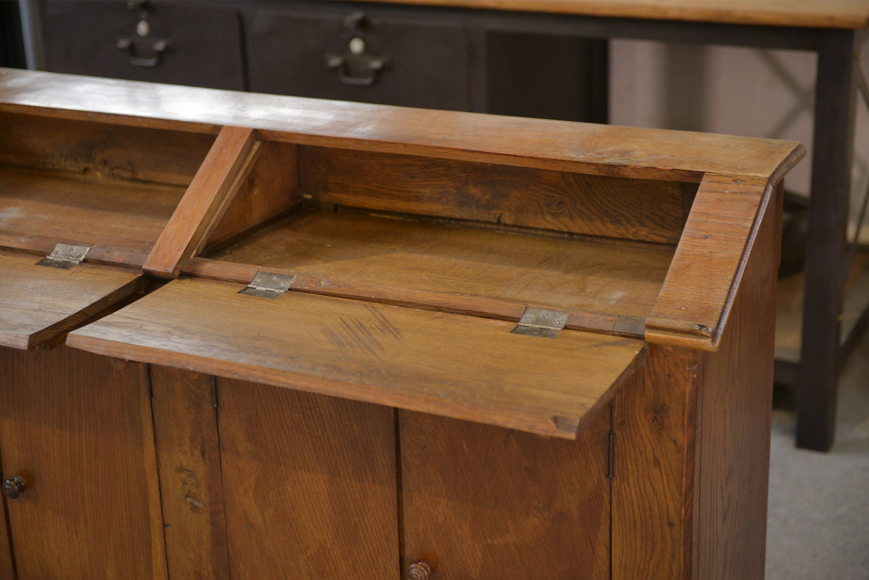 Grocer's counter / workshop furniture in solid oak from the 1920s