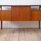 Bureau flottant en teck danois par l’artilleur Nielsen pour Tibergaard, années 1960.