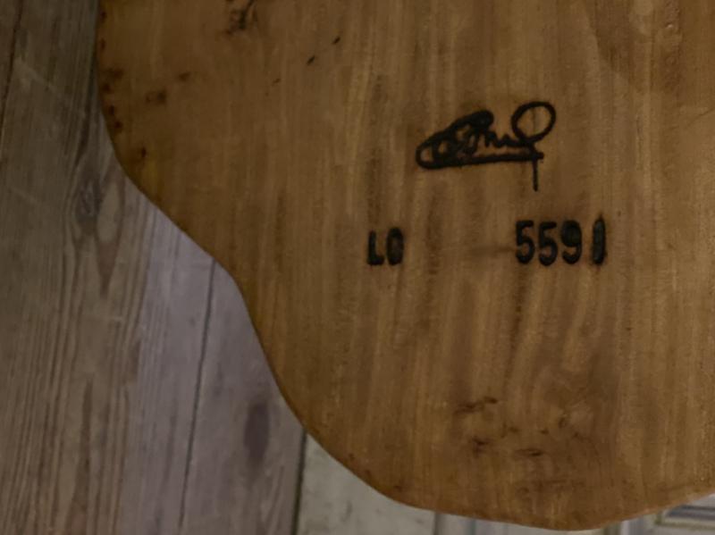 Salon table in racine vernie