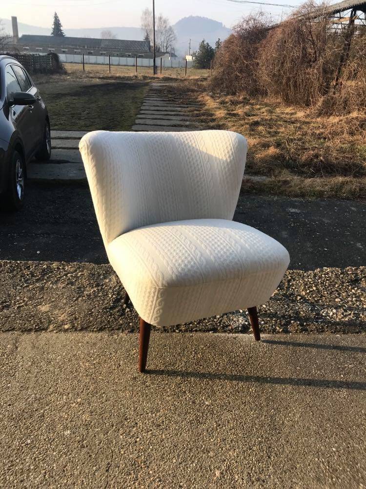 White club armchair in solid beech, Mid-Century style, Hungary, 1950s.
