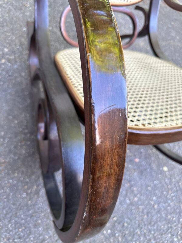 Rocking-chair vintage en bois massif courbé et cannée