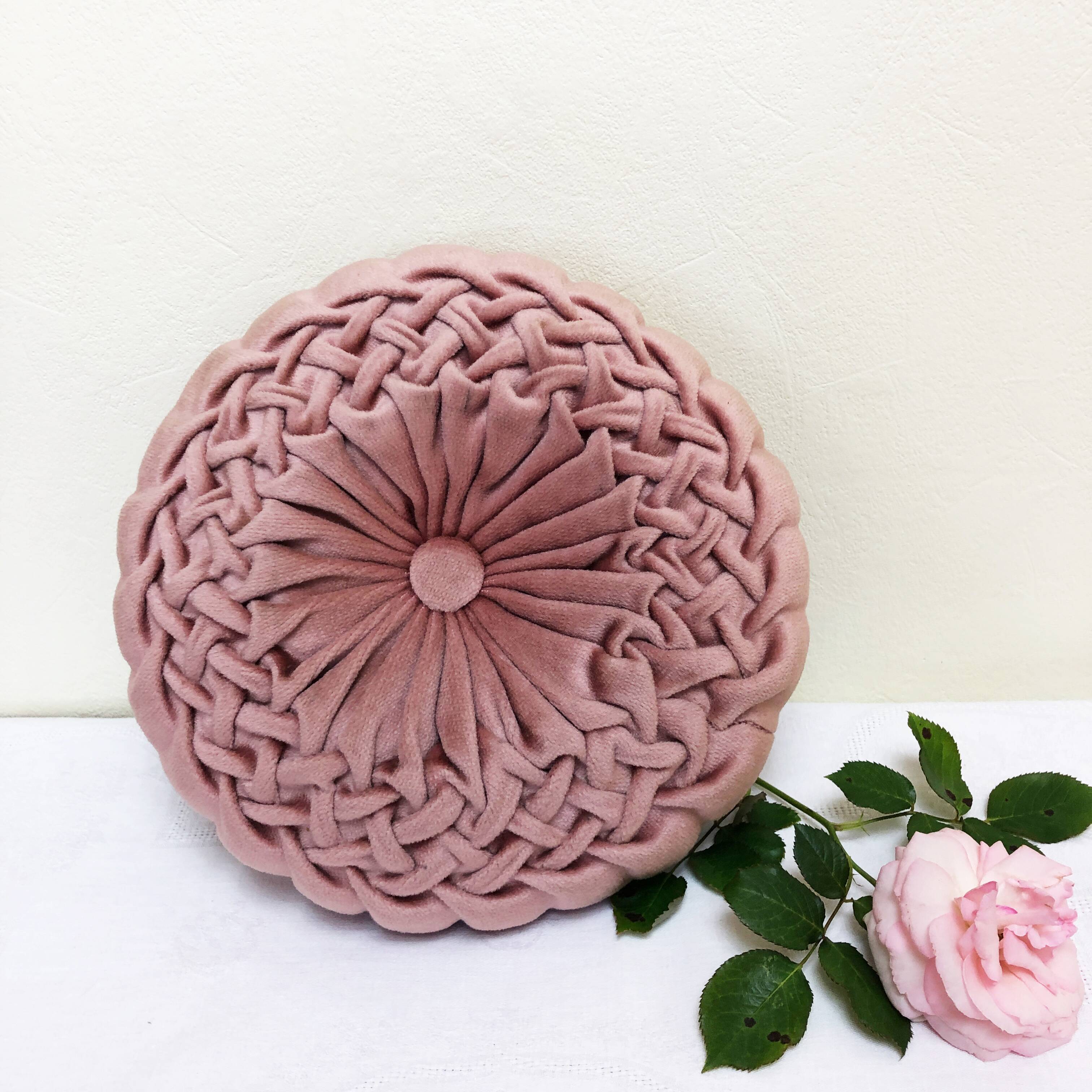 Coussin plissé ancien en velours rose