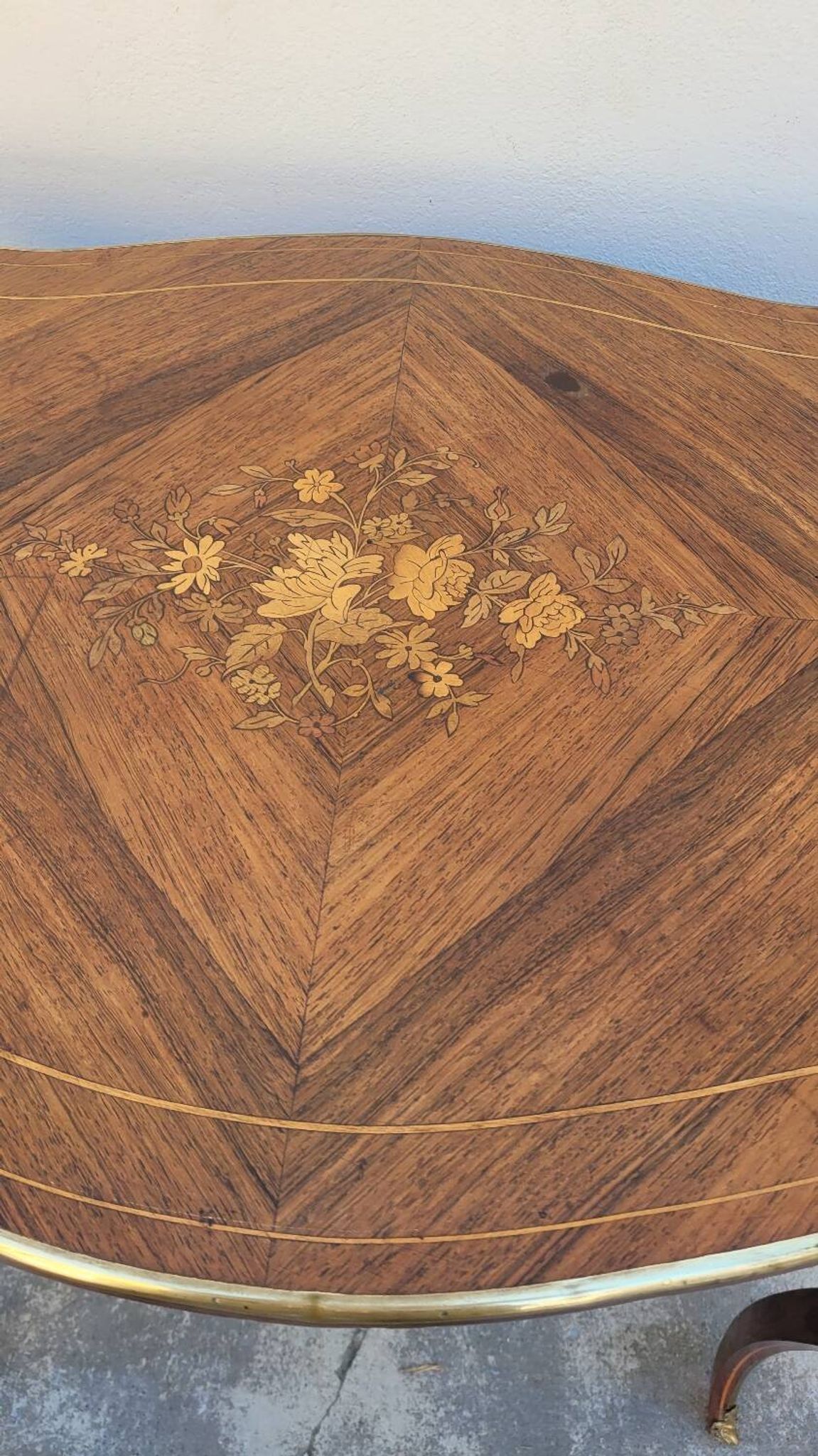 Table bureau de milieu de forme violonnée Napoléon iii 19ème en marqueterie