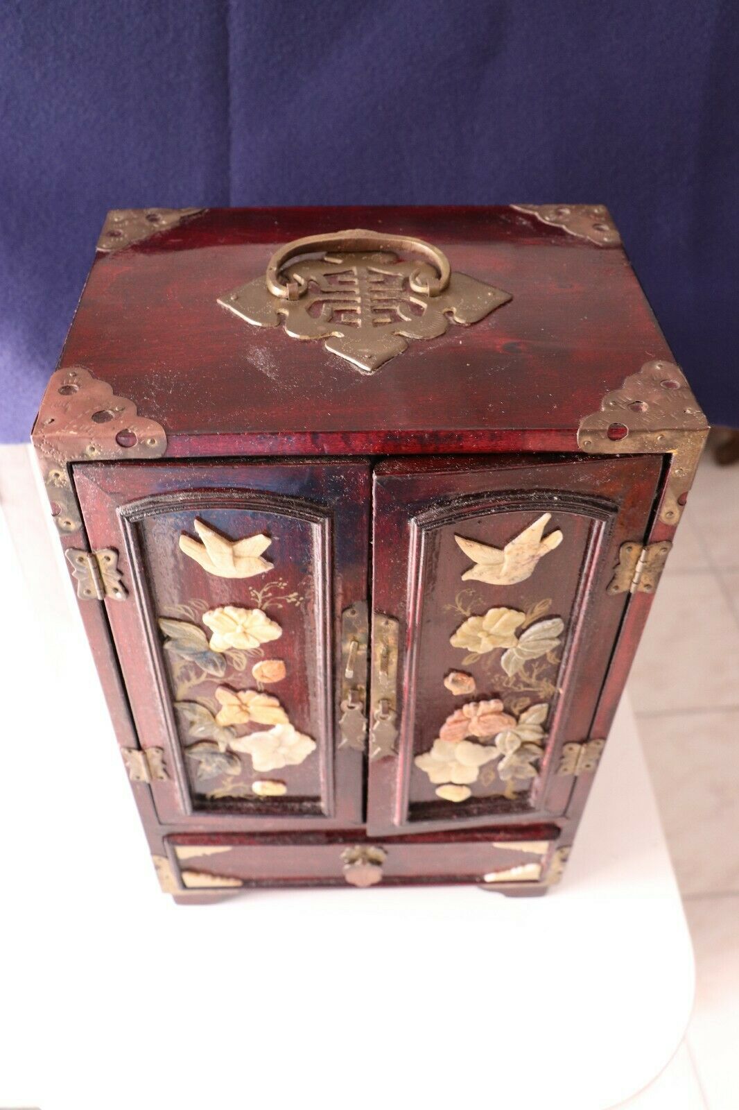 Chinese jewelry box in carved wood and inlaid stones 19th