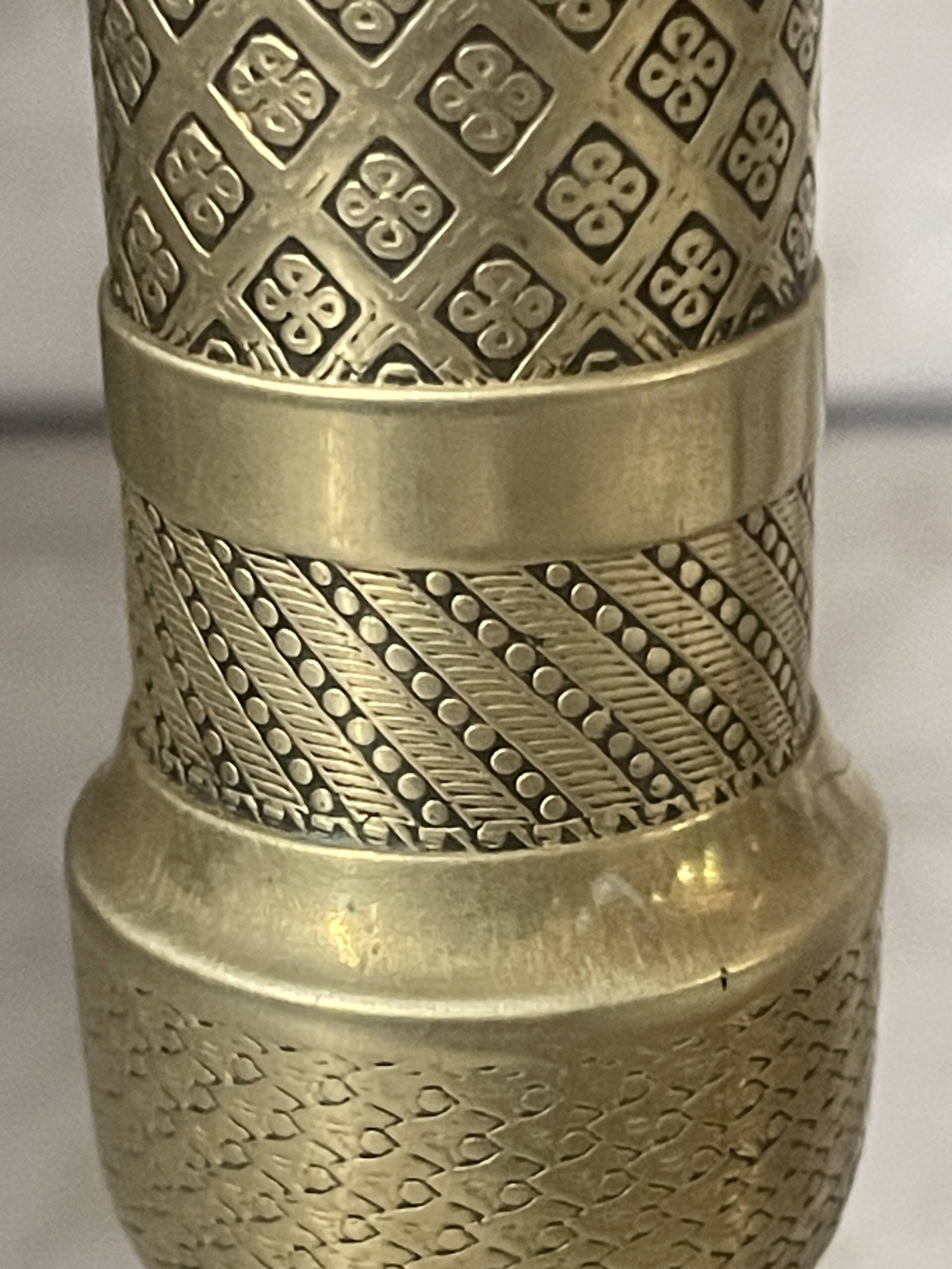 Pair of chiselled brass candlesticks from the 19th century.