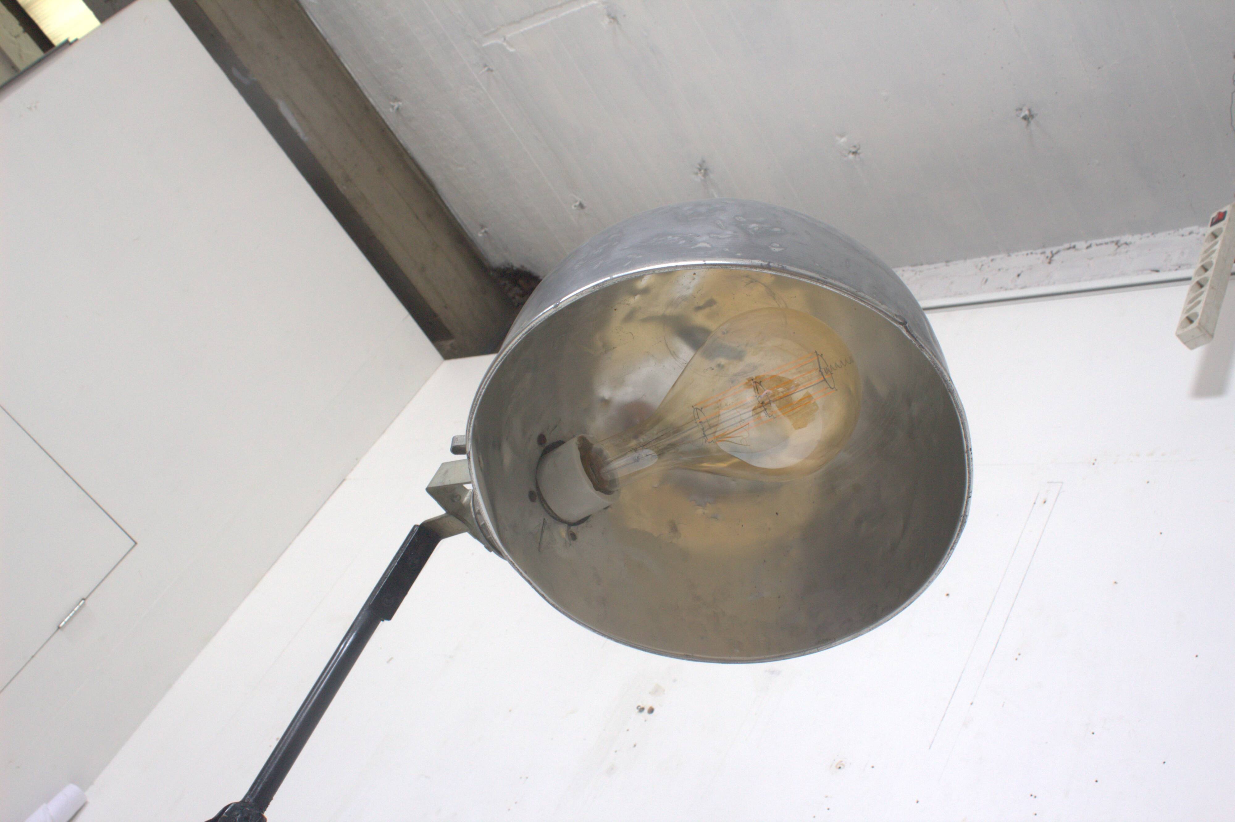 Industrial lamp with adjustable aluminum lampshade