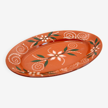 Portuguese XL dish in orange enamelled clay with unbleached flowers and green leaves