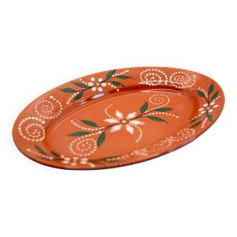 Portuguese XL dish in orange enamelled clay with unbleached flowers and green leaves