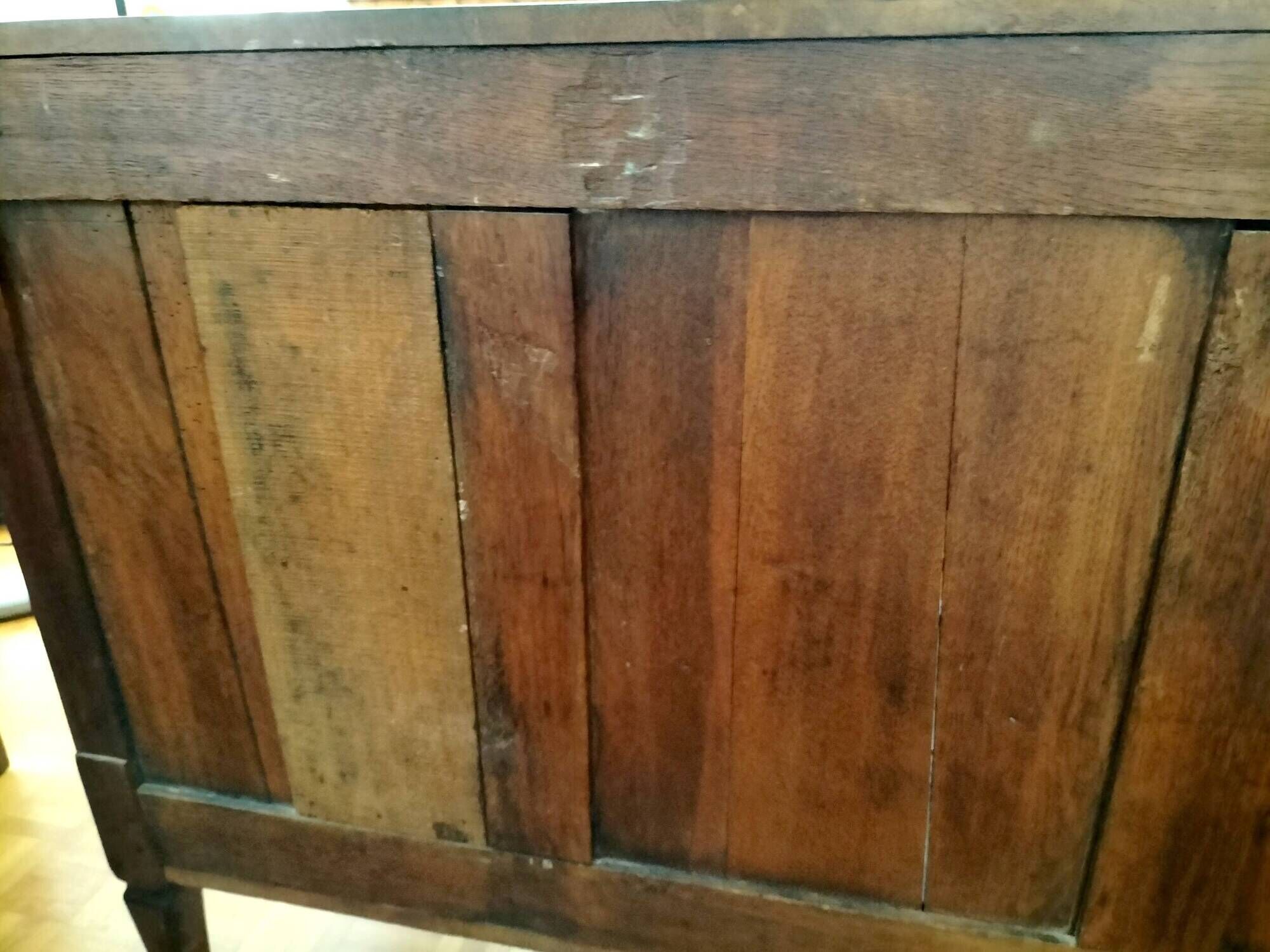 Jumping chest of drawers with 3 drawers in solid walnut, Restoration style.