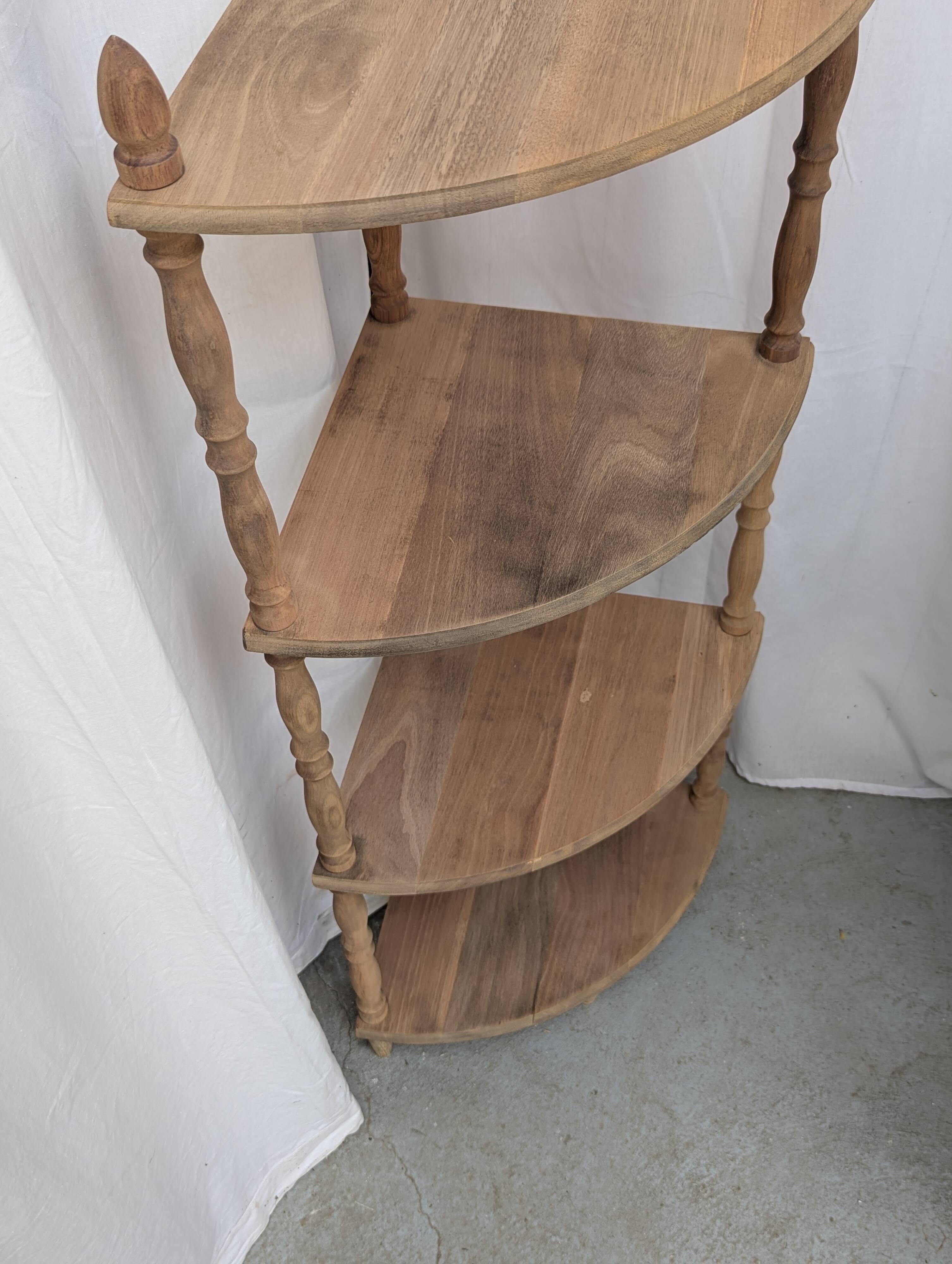 Étage d'angle en bois - Quart de cercle