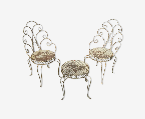 Set of 2 garden chairs and wrought iron pedestal table