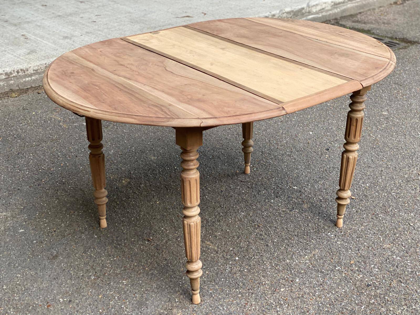 Renovated 18th century solid wood extendable round dining table with shutters