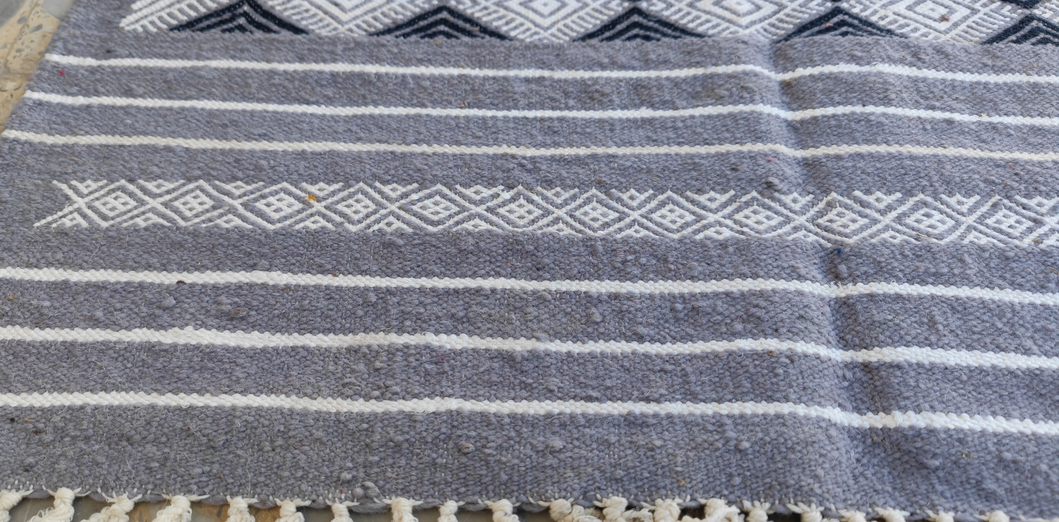 Hand-woven kilim rug in natural wool, 145x90 cm