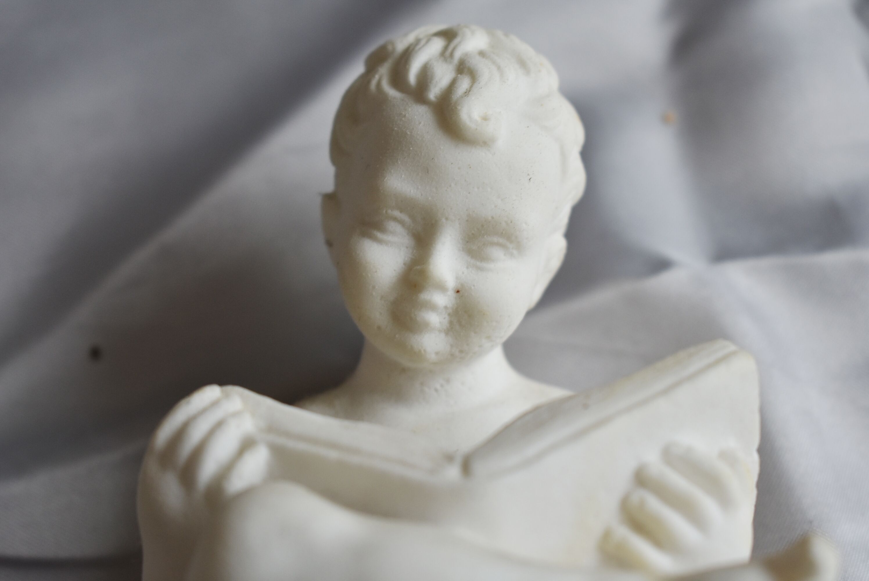 Charming Canova style children's statuette in marble powder (Italy)