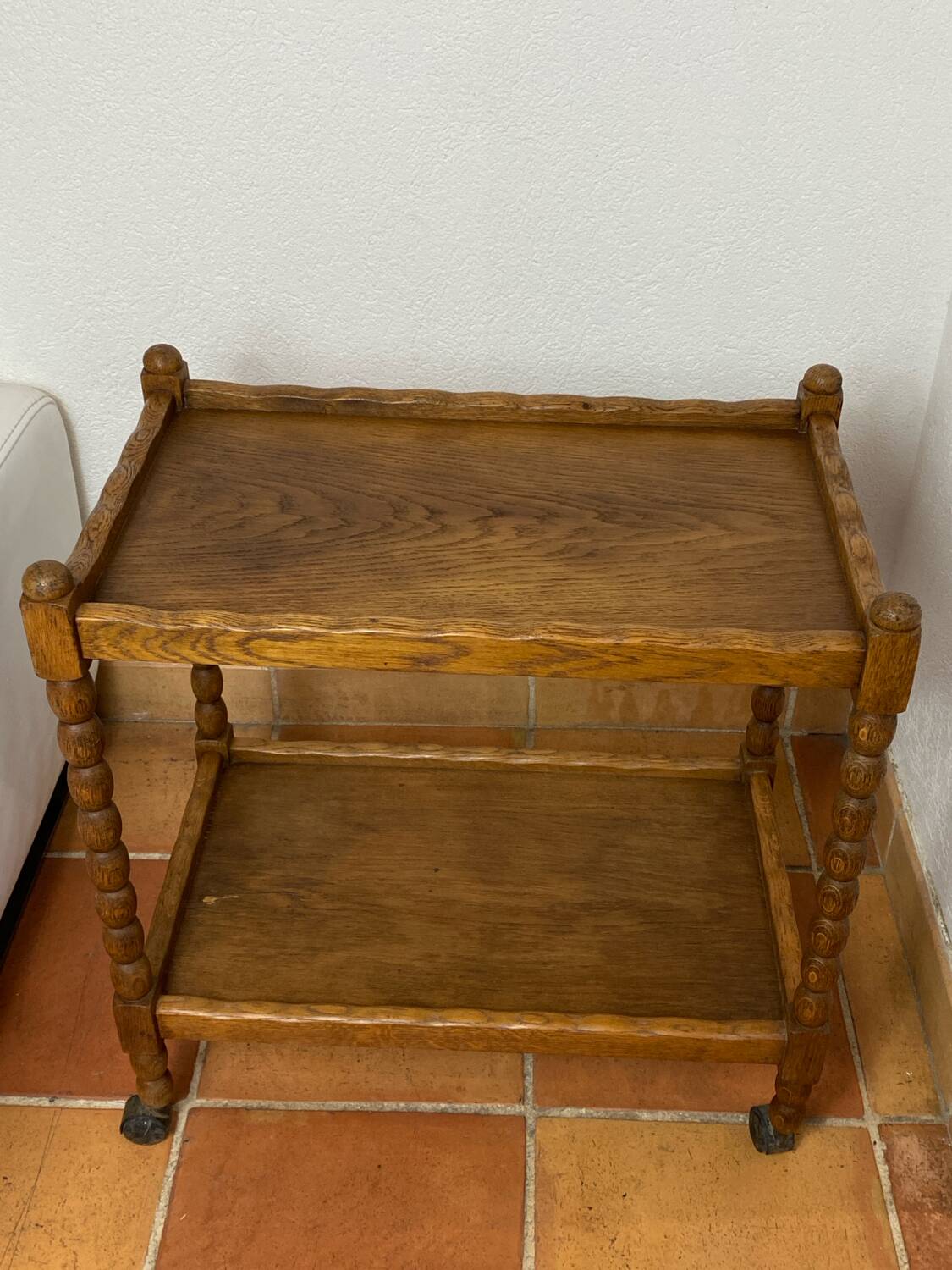Desserte à roulettes en bois touné