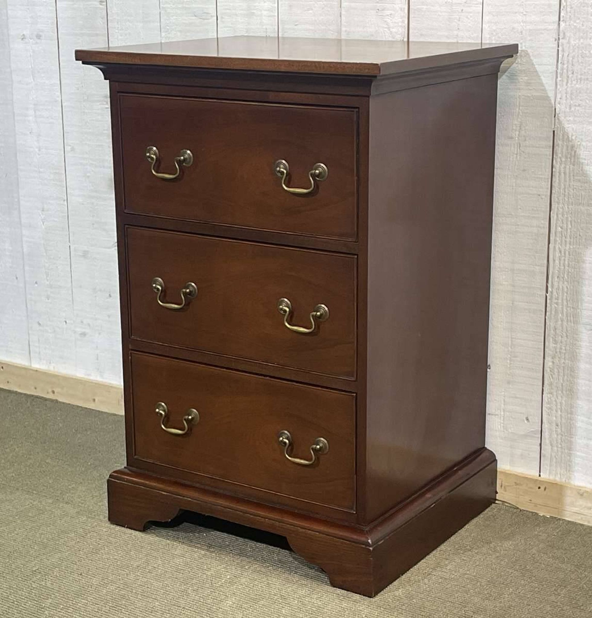 Chiffonnier anglais en acajou des années 1950
