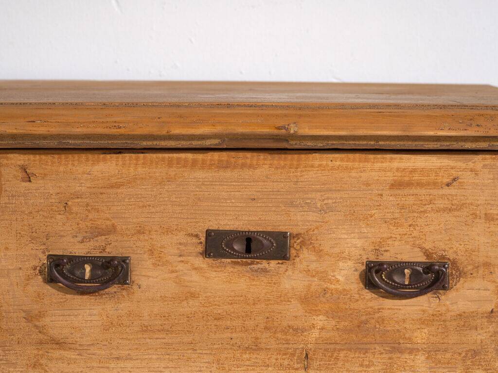 Commode ancienne en pin décapé – Meuble rustique européen primitif – circa