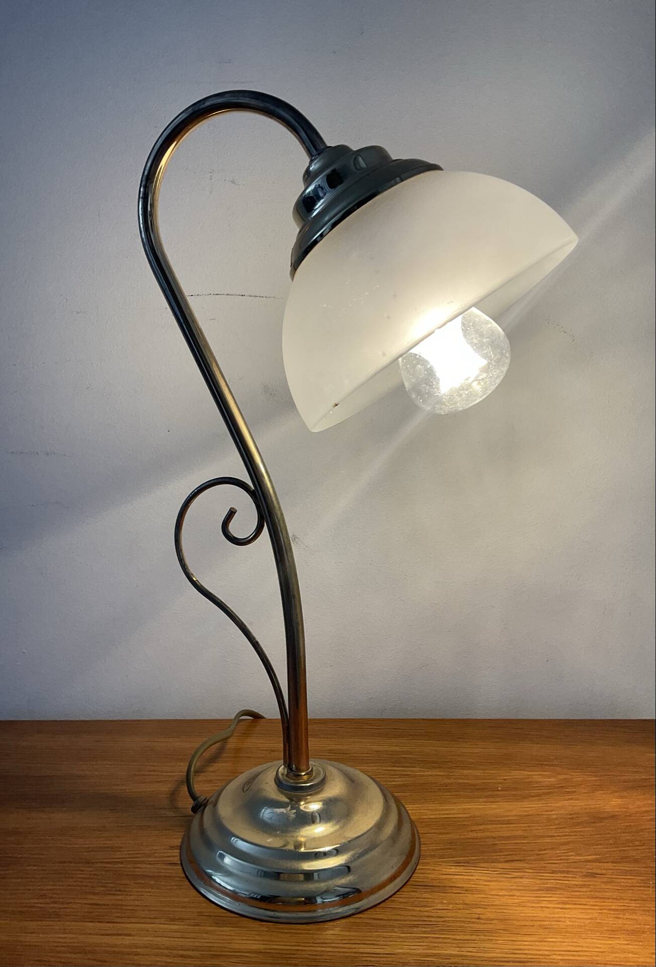 Vintage swan neck lamp in gilded metal and frosted glass