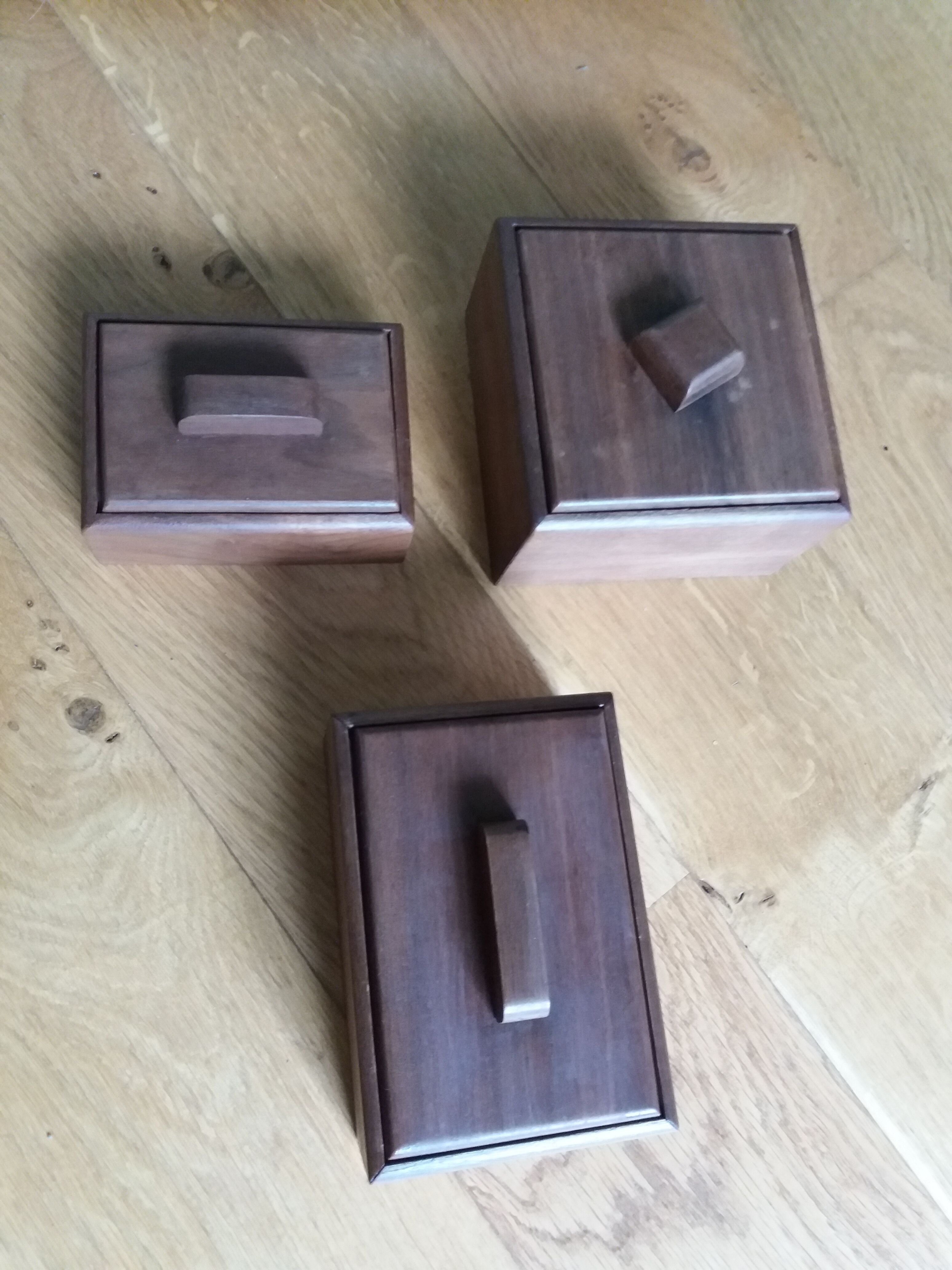 Ensemble de 3 boites en bois sur plateau set de bureau ou de fumeur