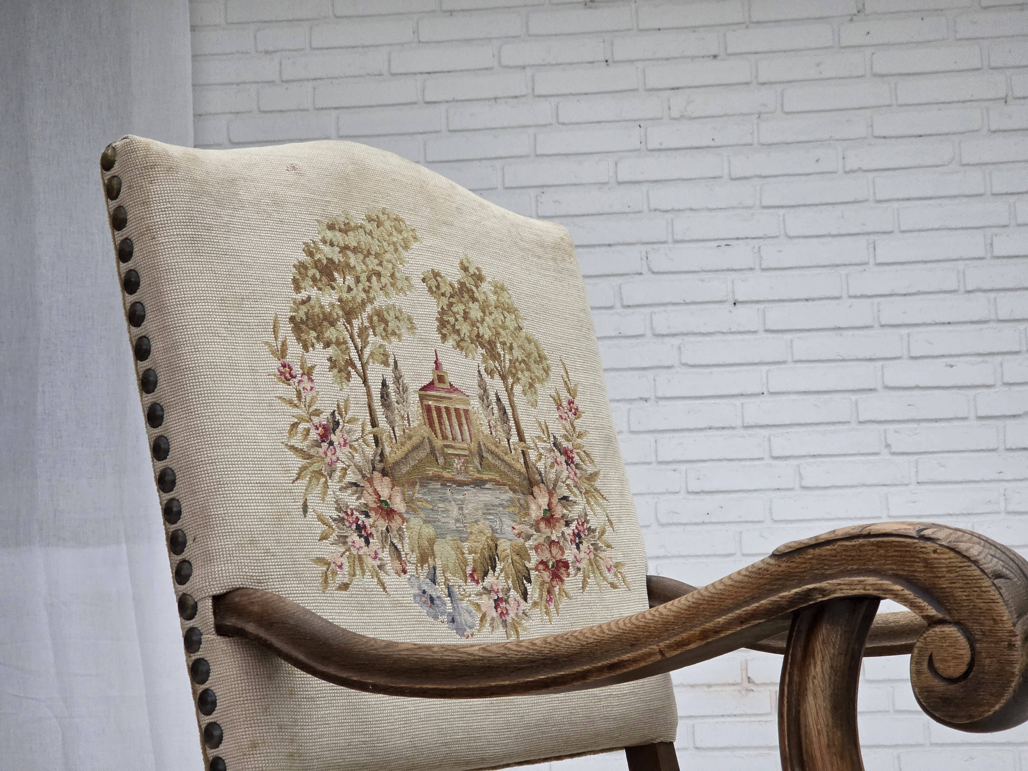 Fauteuil danois à dossier haut des années 1950, en laine tissée à la main, velours, bois de chêne sculpté.