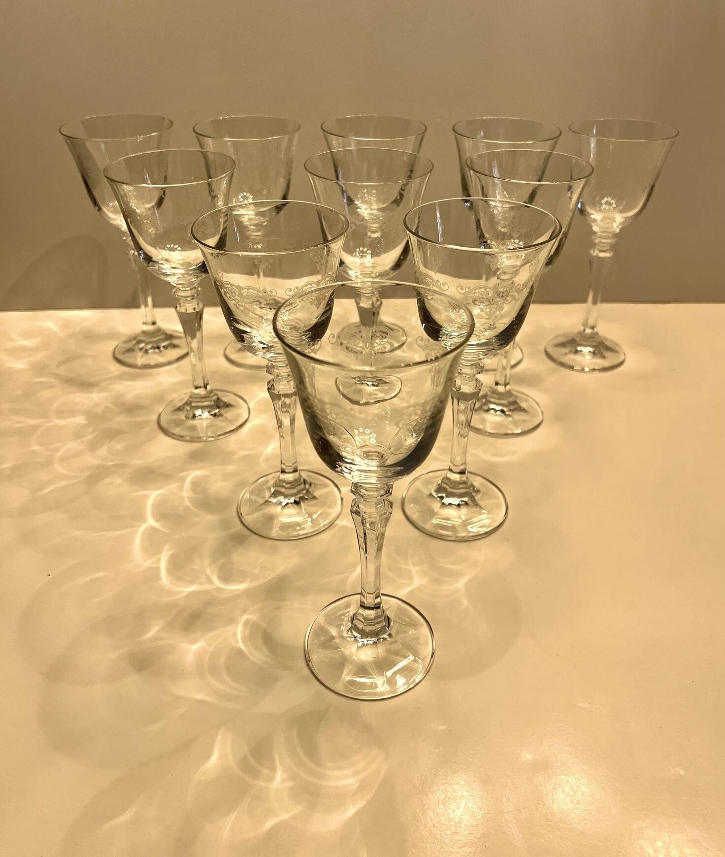 Lot de 11 anciens verres à eau en cristal gravé – Jambe facettée –