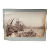 Photo albumine contrecollée sur carton représentant un cours d'eau XIXe