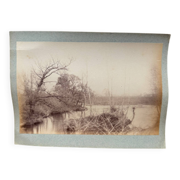 Photo albumine contrecollée sur carton représentant un cours d'eau XIXe