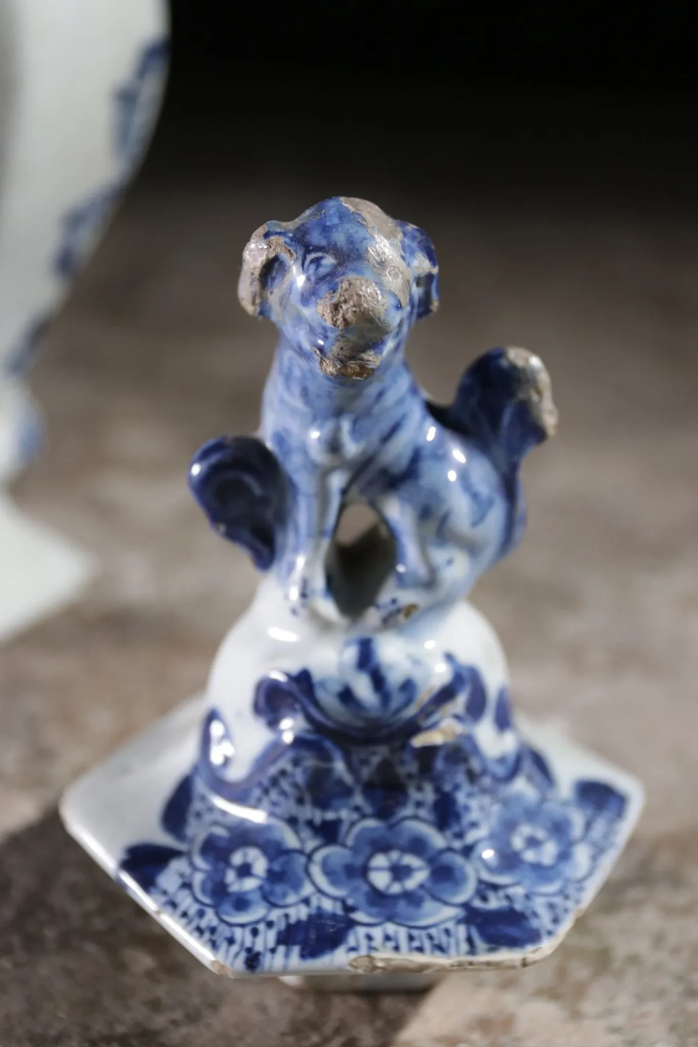 Pair of 18th-century Delft lidded vases – Pieter van den Briel, 't Fortuyn