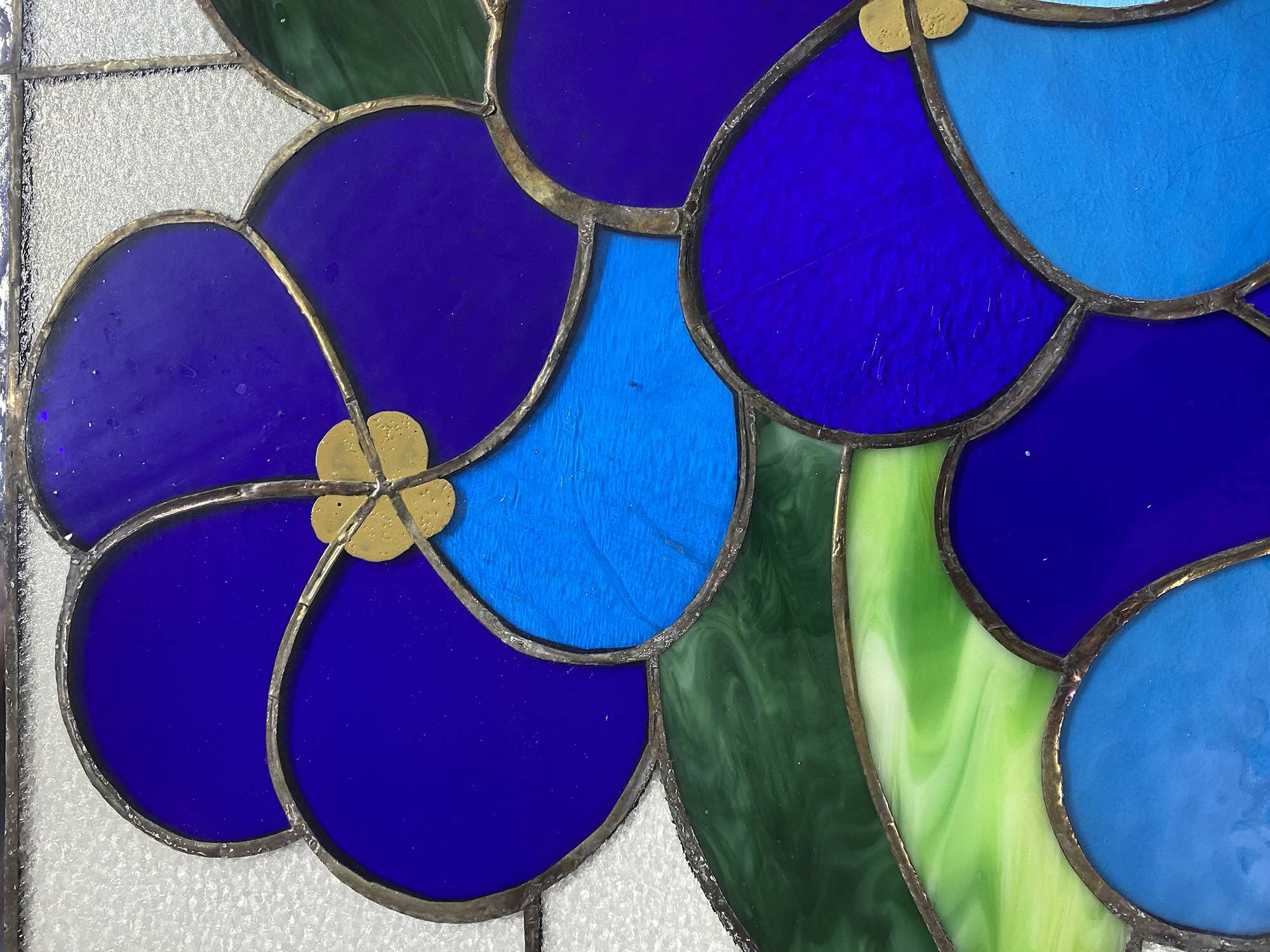 Panneau Vitrail Artisanal à Motif Floral – Verre Coloré, Technique Tiffany