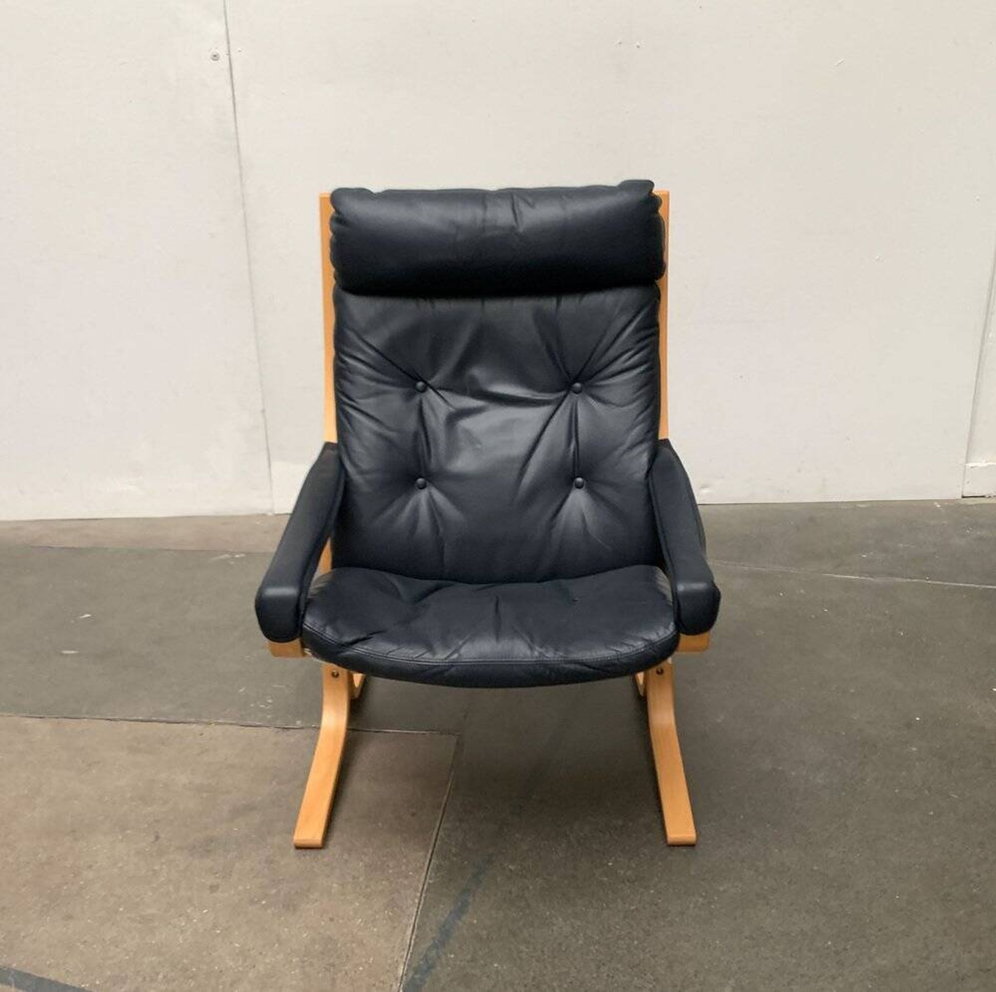 Siesta lounge chair set in Norwegian leather with ottoman by Ingmar Relling for Ekornes