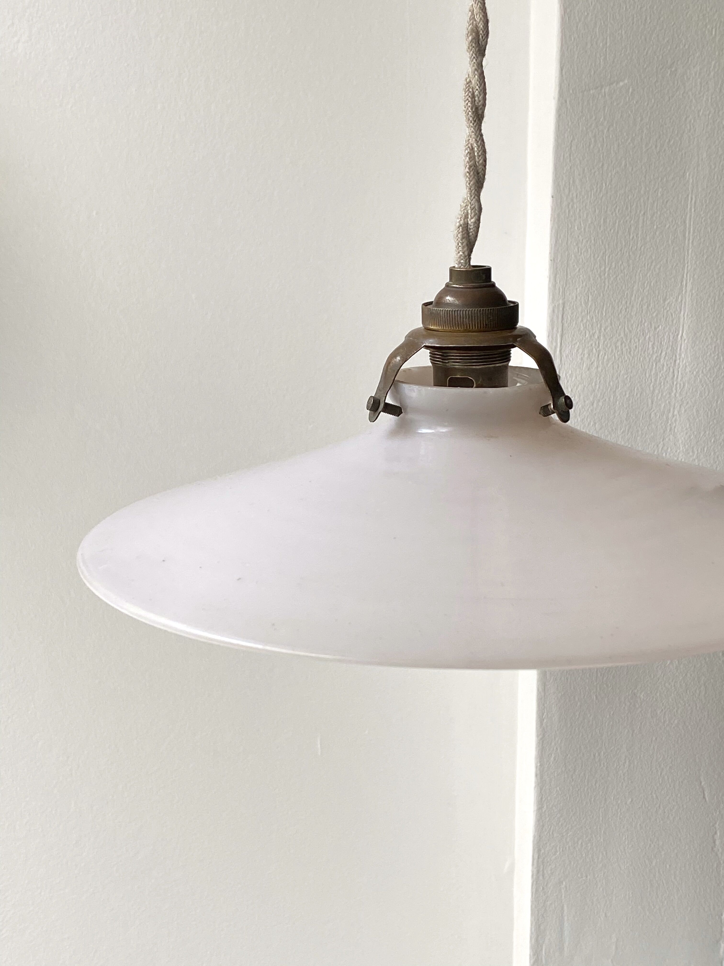 Opaline suspension