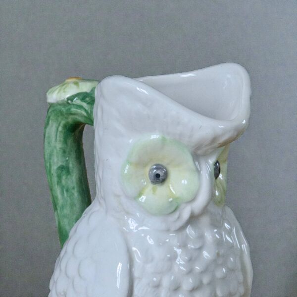 Grande carafe ancienne en barbotine hibou / chouette
