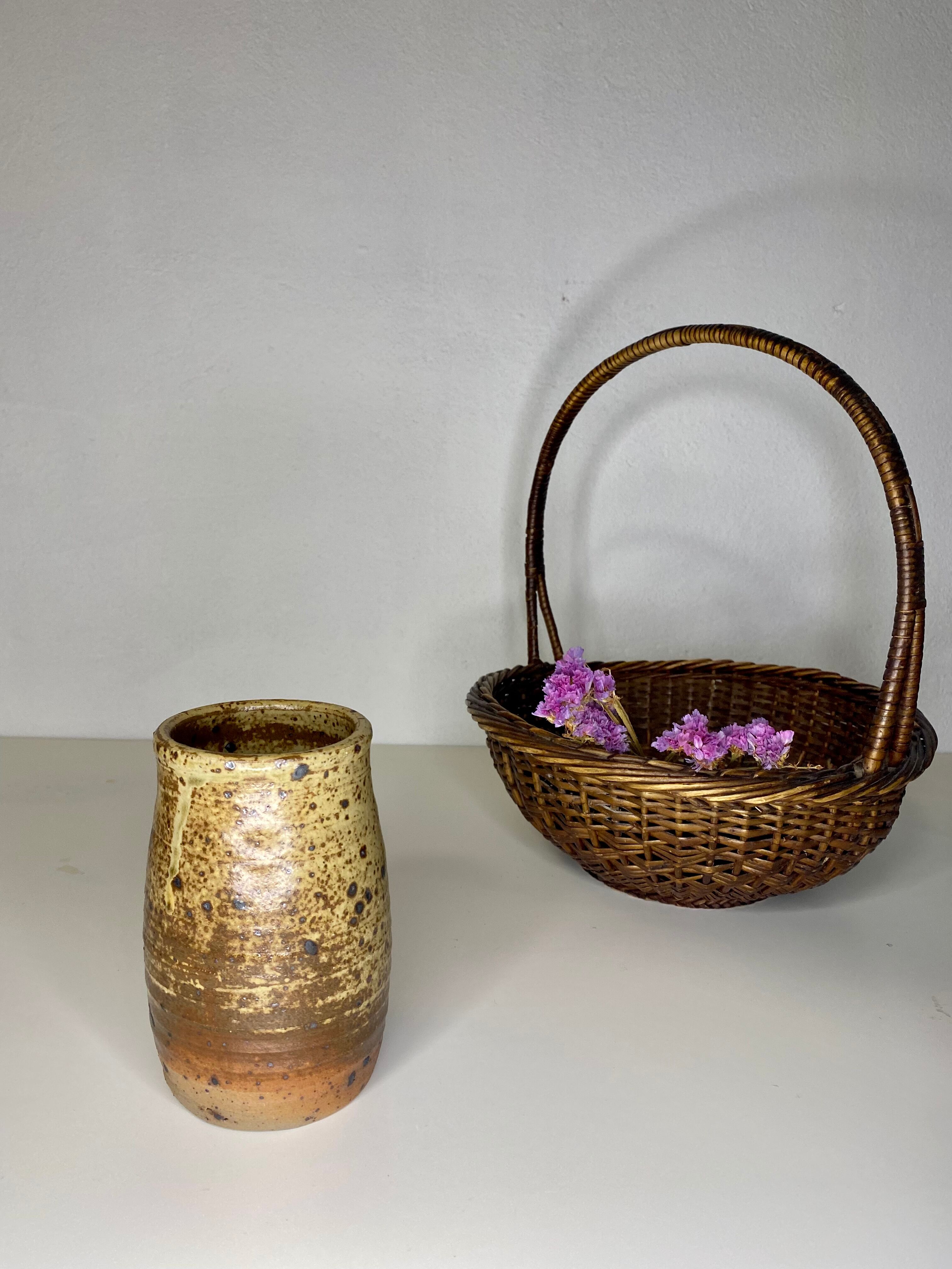 Small speckled sandstone pot