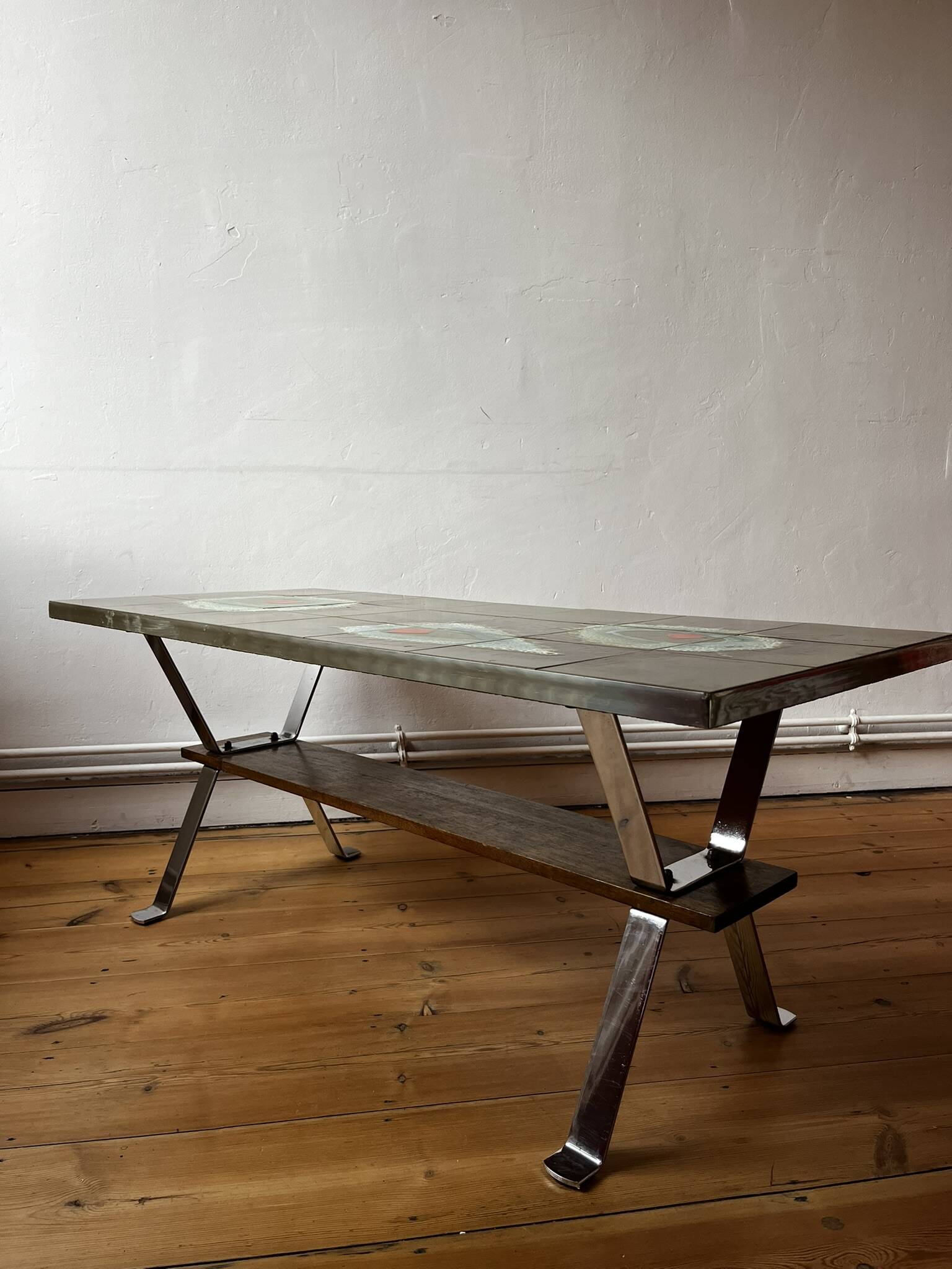 Vintage ceramic coffee table (atomic pattern) with a chrome base.