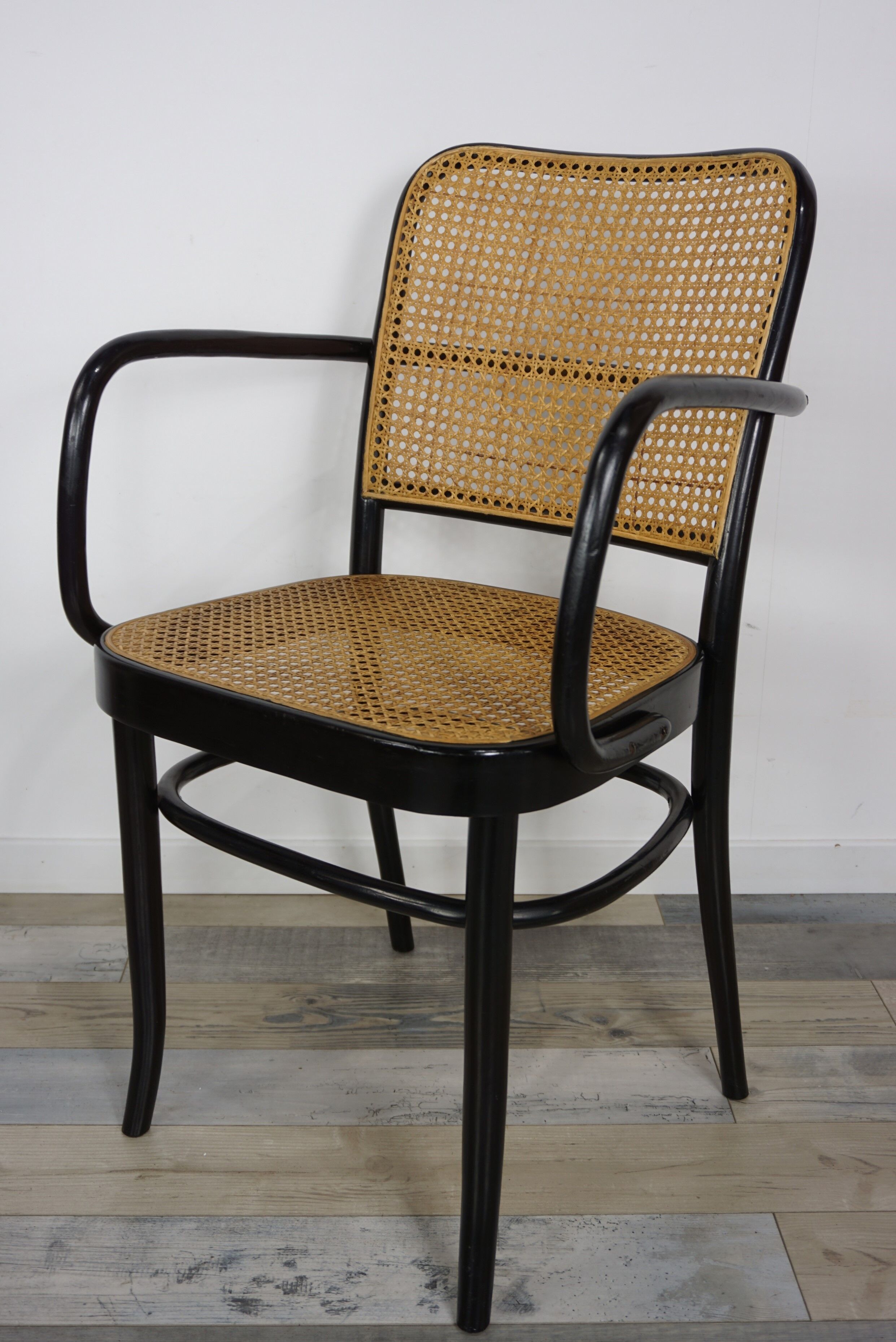 Fauteuil 811 design Josef Hoffmann en bois courbé noir et cannage